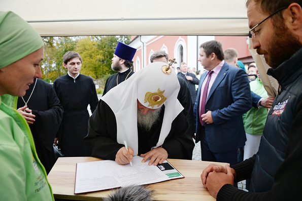 Патриарх Кирилл поставил личную подпись под петицией за запрет абортов в России