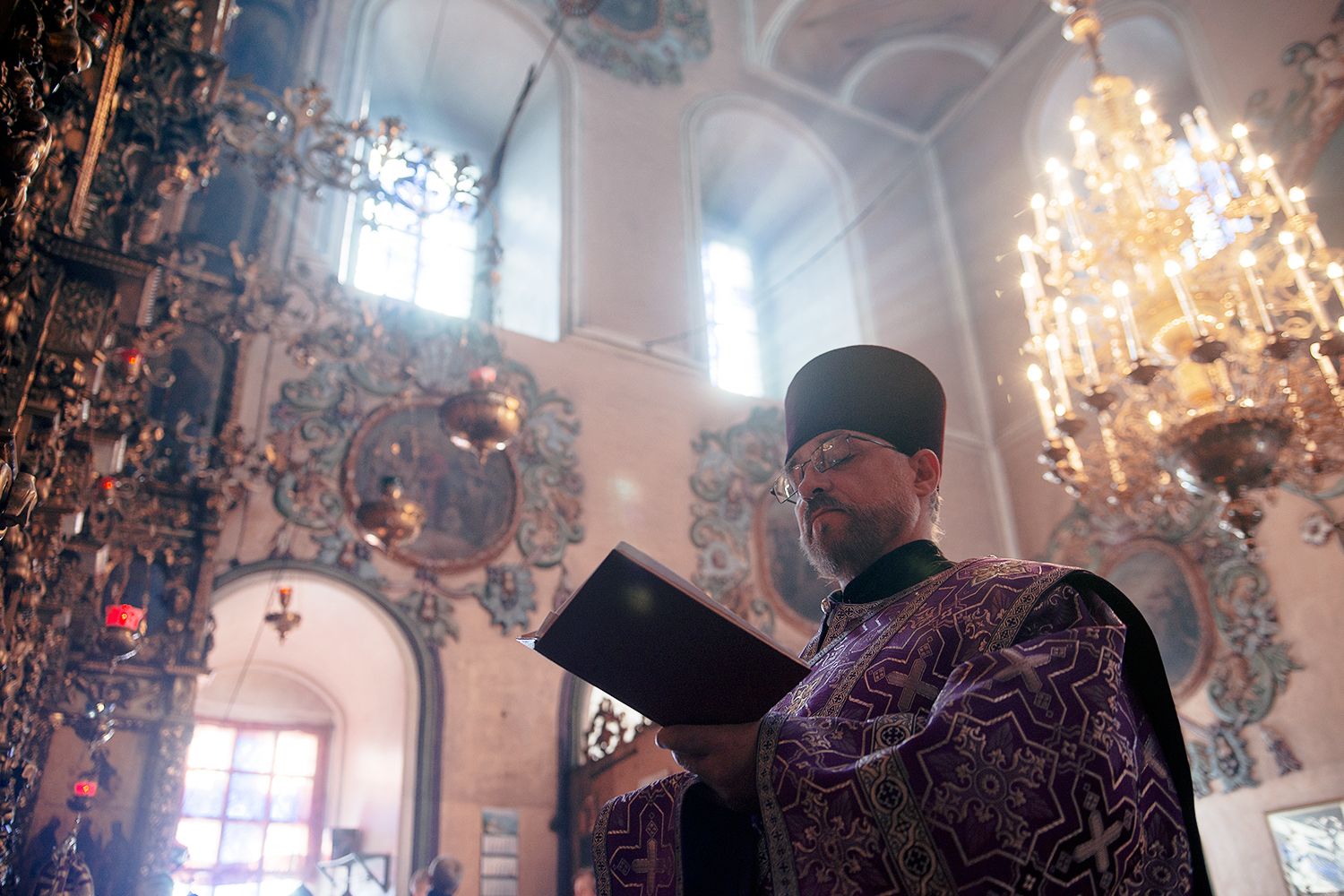 Православное богослужение. Служение в церкви православных внутри. Красота православной службы. Современные люди в церкви. Служба православная на улице.