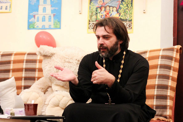 В казанском молодежном клубе «Азбука» прошла встреча со священником, посвященная темам мужества, ответственности и веры
