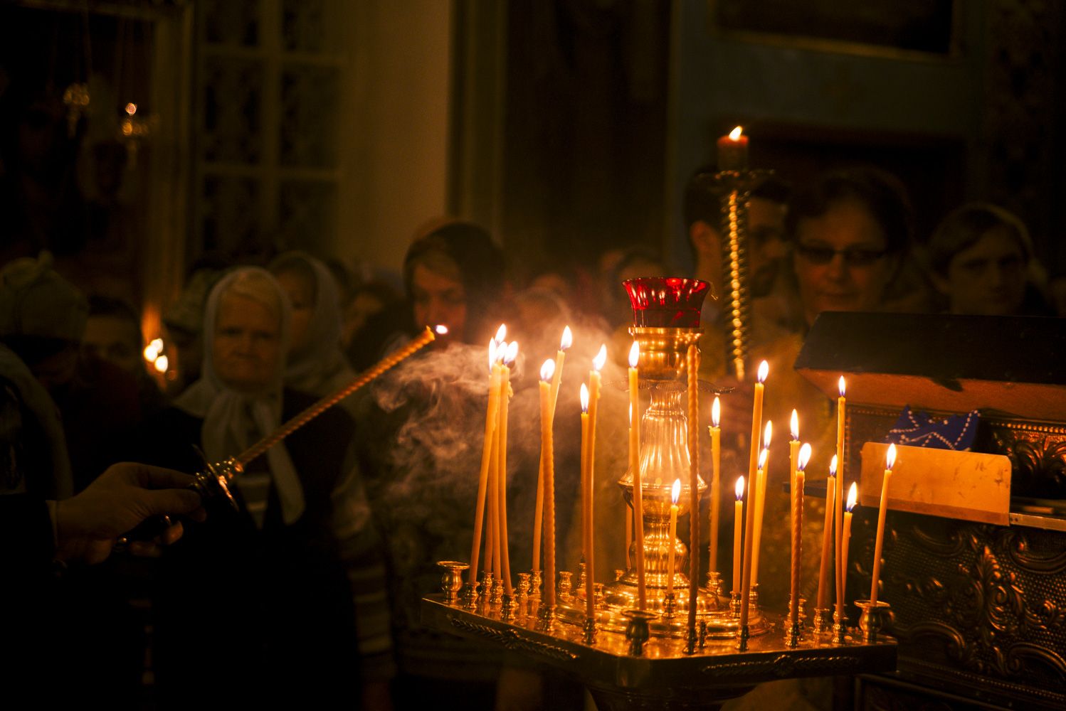 В церкви горят свечи. Свечи в храме. Горящие свечи в храме. Свечи в храме на Рождество. Зажженная церковная свеча.
