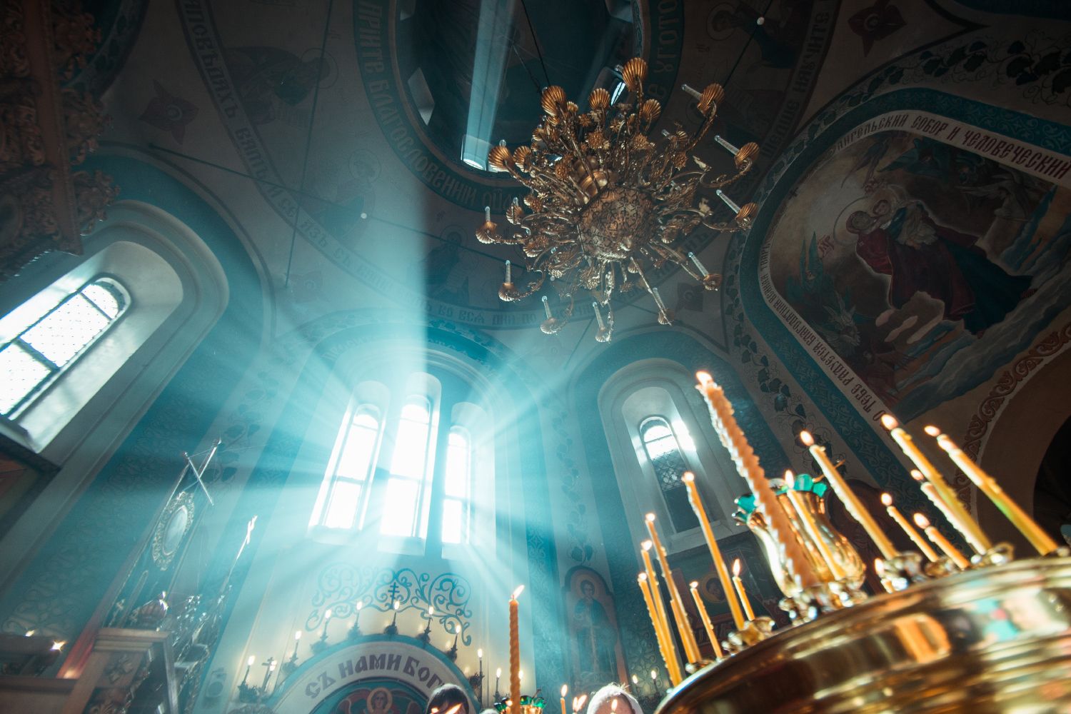 Благодать камера. Великий пост литургия люди храм свет. Православная Церковь внутри. Храм внутри.