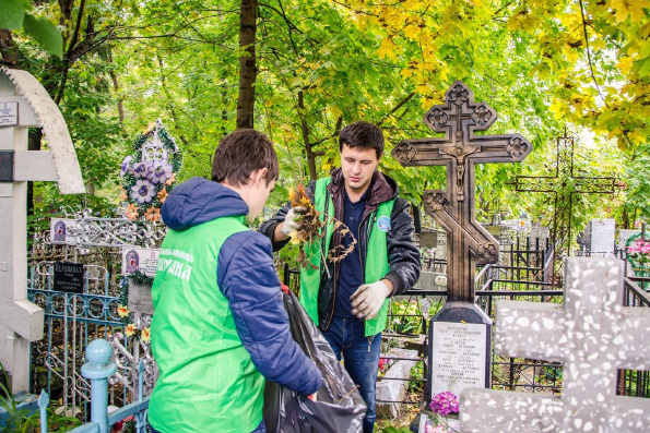 Субботник на Арском кладбище с участием православной и мусульманской молодежи