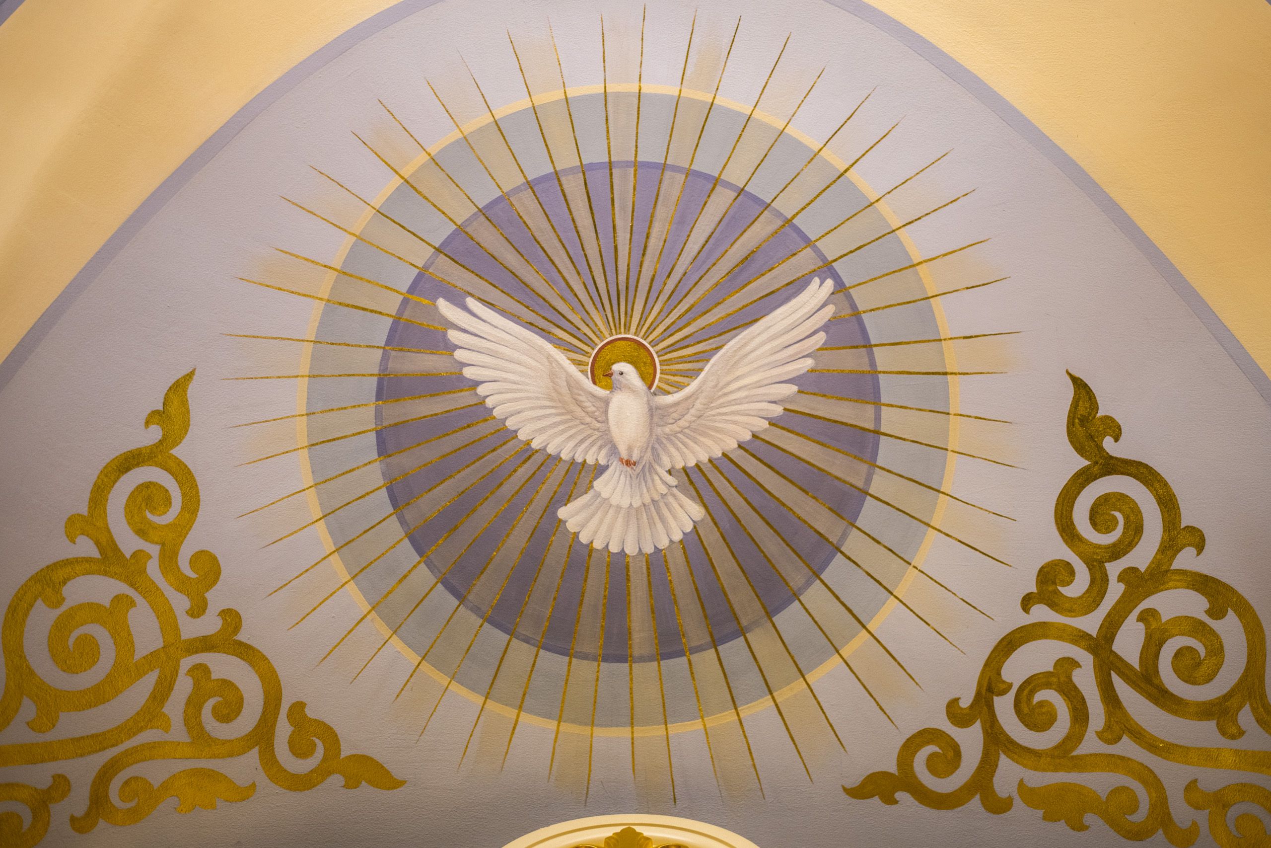 Св дух. Святой дух икона голубь. Символ Святого духа. Голубь символ Святого духа. Роспись потолка храма.