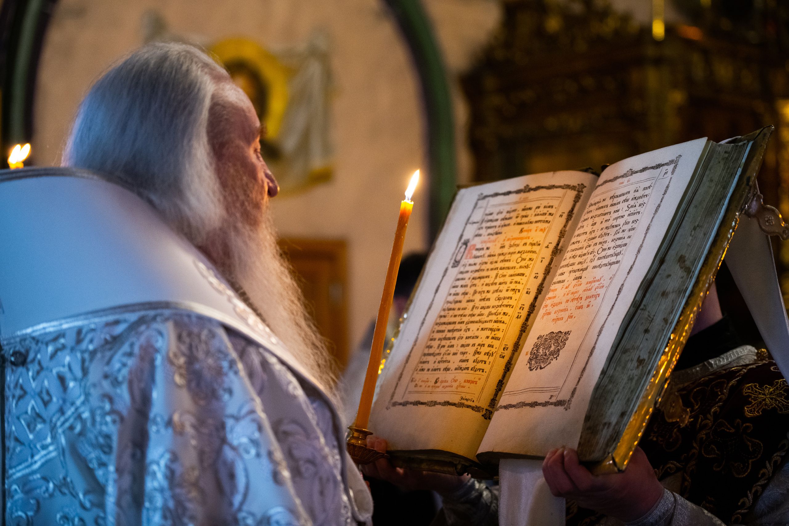 Мир православия на сегодня евангелия. Феофан - проломи наст. Евангелие в руке фото.