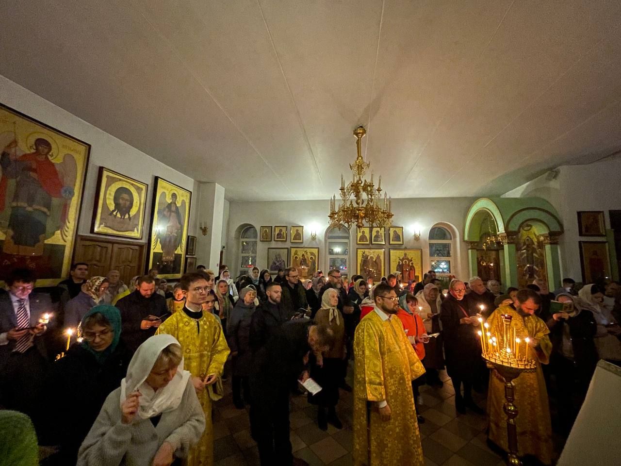 Воскресная жизнь. Православное богослужение. Православие. Церковно русский. Ночная служба в церкви реальное фото.