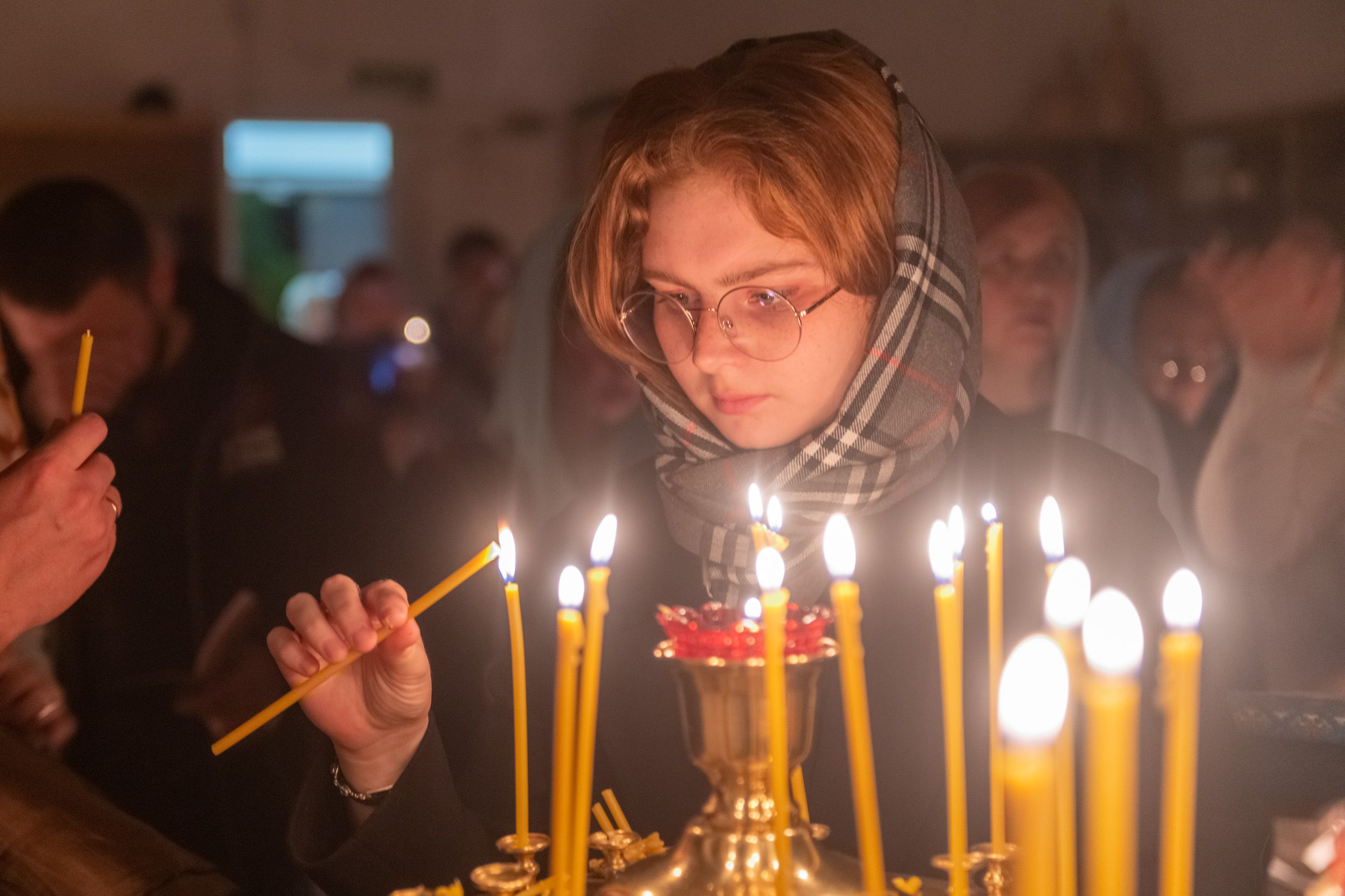 Ребенок на ночной службе храм. Сугубое моление. В церкви внутри Казань Сахарова.