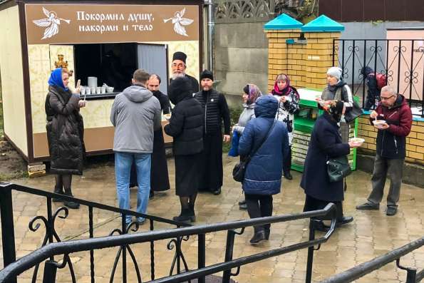 Сергиевский приход Казани осуществляет раздачу благотворительных обедов и организует трапезу для всех желающих после воскресных Литургий