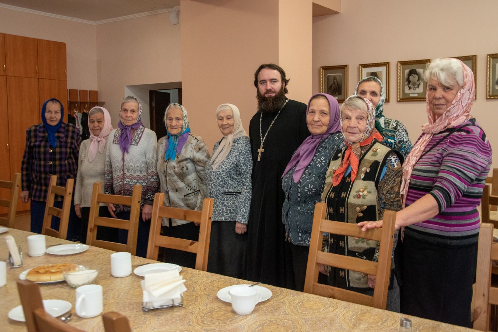 Священники и миряне Казанской епархии поздравили прихожан почтенного возраста с Днём пожилого человека 
