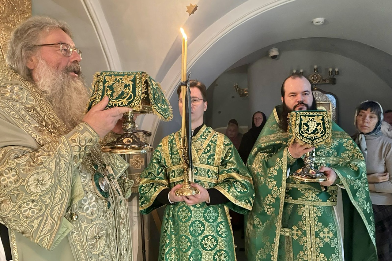 В день памяти преподобного Трифона Вятского митрополит Кирилл совершил Литургию в Пещерном храме Казанского собора
