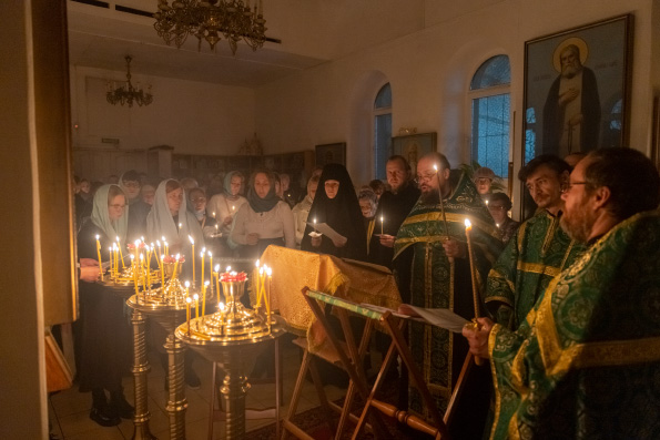 В Казани о Российском воинстве помолились за ночным богослужением в Софийском храме