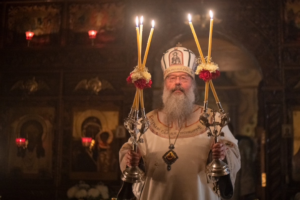 В Покровскую родительскую субботу митрополит Кирилл совершил ночную Литургию в Зилантовом монастыре Казани