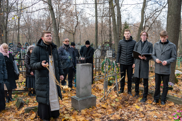 Преподаватели и студенты КазДС помолились на могилах профессоров Казанской духовной академии на Арском кладбище 