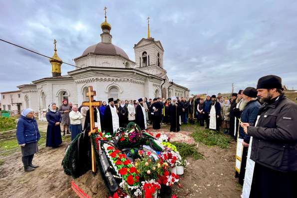 На 40-й день кончины иерея Анатолия Григорьева митрополит Кирилл совершил панихиду на могиле погибшего священника