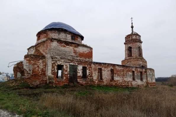 Добровольцы продолжают восстанавливать Михаило-Архангельскую церковь в селе Колунец