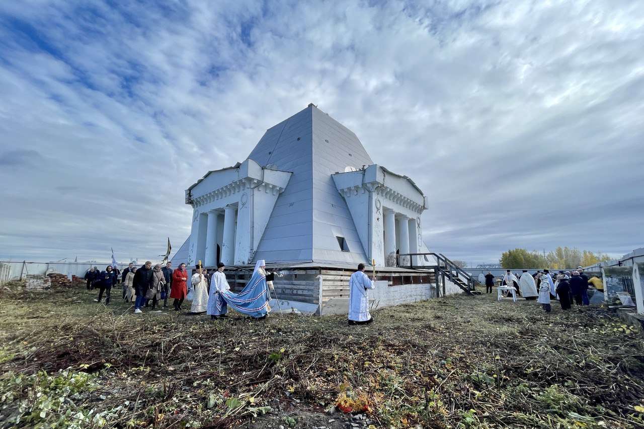 В Покровскую родительскую субботу митрополит Кирилл совершил панихиду у храма-памятника на реке Казанка
