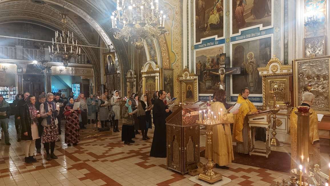 В Никольском кафедральном соборе Казани совершено ночное богослужение с поминовением Российского воинства