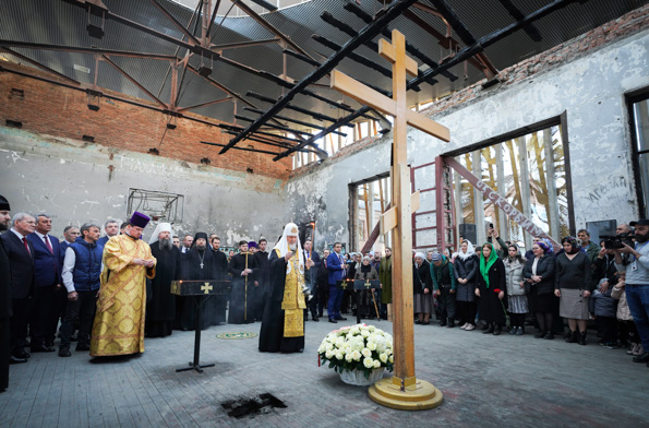 Святейший Патриарх Кирилл совершил литию в стенах бесланской школы № 1