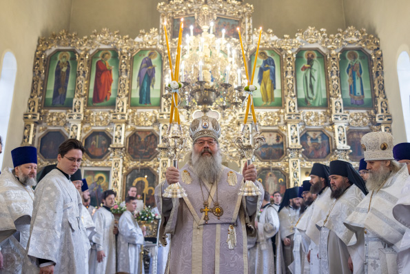 В праздник Архангела Михаила митрополит Кирилл возглавил Литургию в храме Казанской семинарии