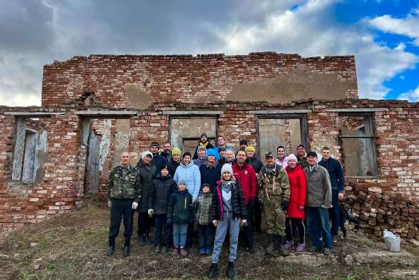 Православные добровольцы восстанавливают Богоявленскую церковь в селе Старый Заинск