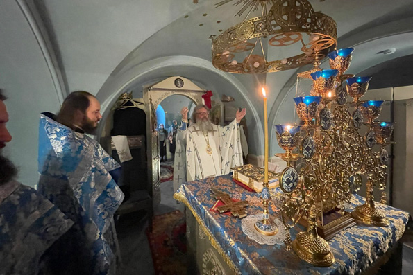 Митрополит Кирилл совершил Литургию в Пещерном храме Богородицкой обители