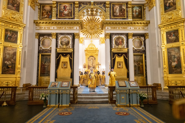 В Неделю 24-ю по Пятидесятнице митрополит Кирилл совершил Литургию в Казанском кафедральном соборе
