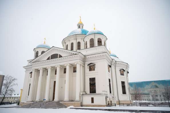 В день памяти святителя Иоанна Златоуста митрополит Кирилл совершил Литургию в Пещерном храме Казанского кафедрального собора
