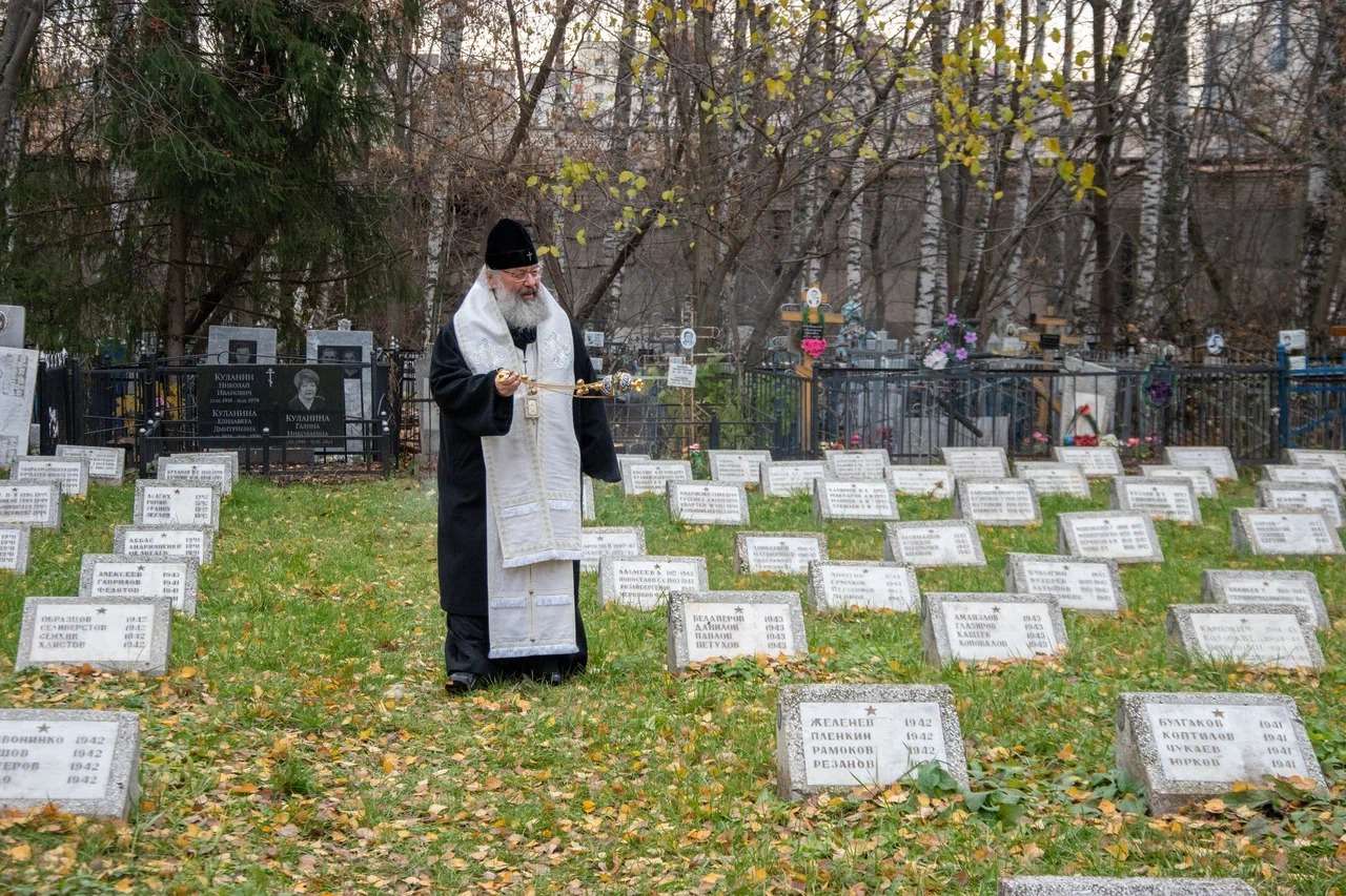 Глава Татарстанской митрополии помолился о покоящихся на Архангельском кладбище Казани священнослужителях и воинах