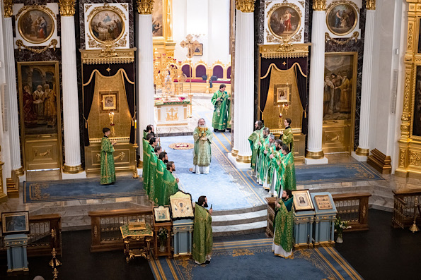 В субботу пред Рождеством Христовым митрополит Кирилл совершил Литургию в Казанском кафедральном соборе