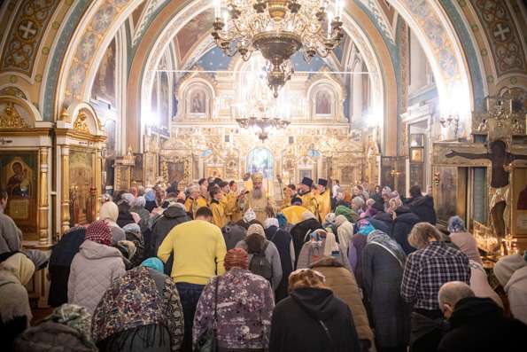 В канун дня памяти святителя Николая митрополит Кирилл совершил всенощное бдение в Никольском соборе Казани