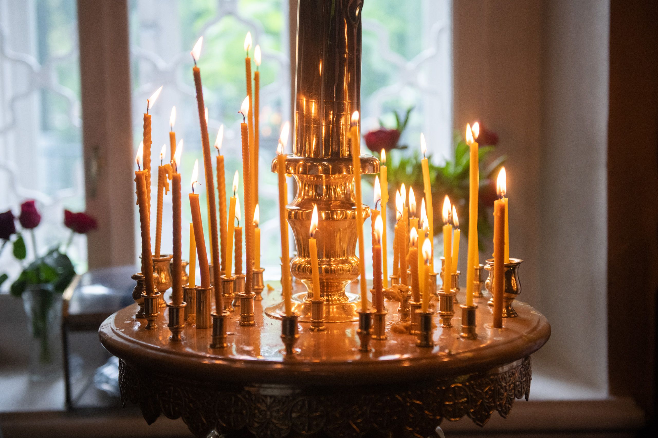 Стол на продажу свечей в храме