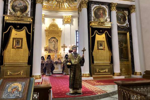 В праздник Крестовоздвижения Литургию в Казанском кафедральном соборе совершил епископ Каскеленский Геннадий