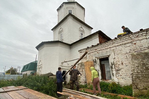 Добровольцы оказали трудовую помощь храму Живоначальной Троицы села Полянка Лаишевского района