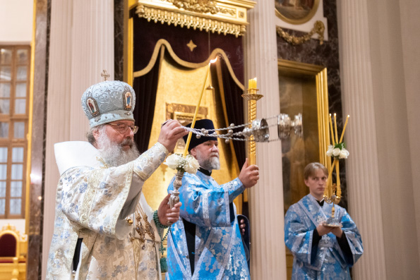 В канун Недели 15-й по Пятидесятнице митрополит Кирилл совершил всенощное бдение в Казанском соборе