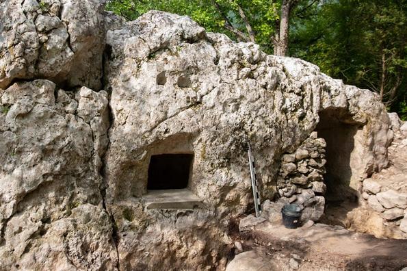 Археологи в Крыму исследовали пещерный храм, а нашли монастырь