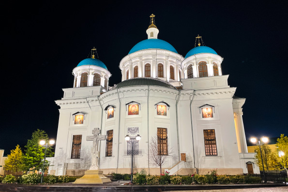 В канун Недели 14-й по Пятидесятнице митрополит Кирилл совершил всенощное бдение в Казанском соборе
