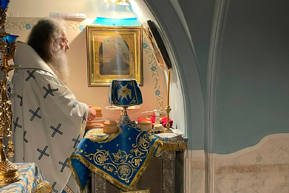 Митрополит Кирилл совершил Литургию в Пещерном храме Казанско-Богородицкого монастыря