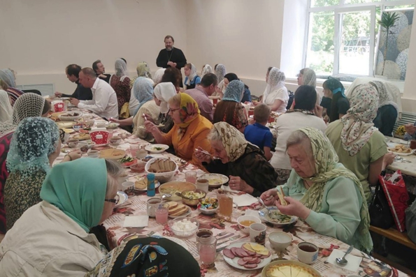 В Успенском храме Казани проходят благотворительные обеды