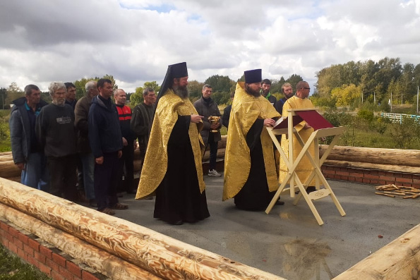 Подопечные центра социальной помощи «Благовещение» участвуют в возведении храма в селе Русские Казыли