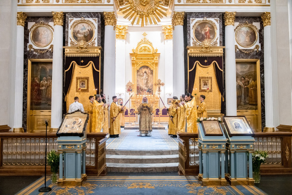В Неделю 33-ю по Пятидесятнице митрополит Кирилл совершил Литургию в Казанском кафедральном соборе
