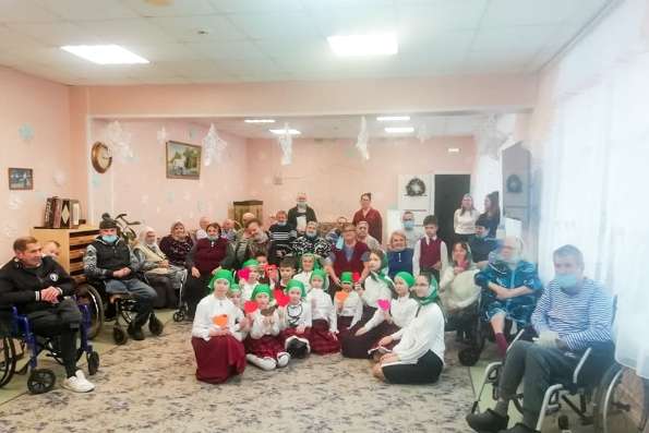 Участники детского литургического хора Космодамианского храма Набережных Челнов посетили дом-интернат для престарелых