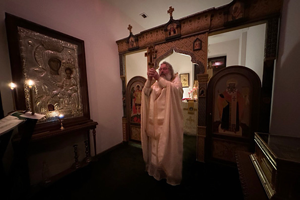 В новогоднюю ночь митрополит Кирилл совершил Литургию в крестовом храме архиерейской резиденции