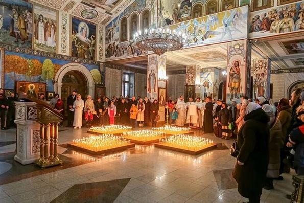 В столичном храме зажгли свыше 1000 свечей и помолились у редкой иконы в память о нерожденных детях