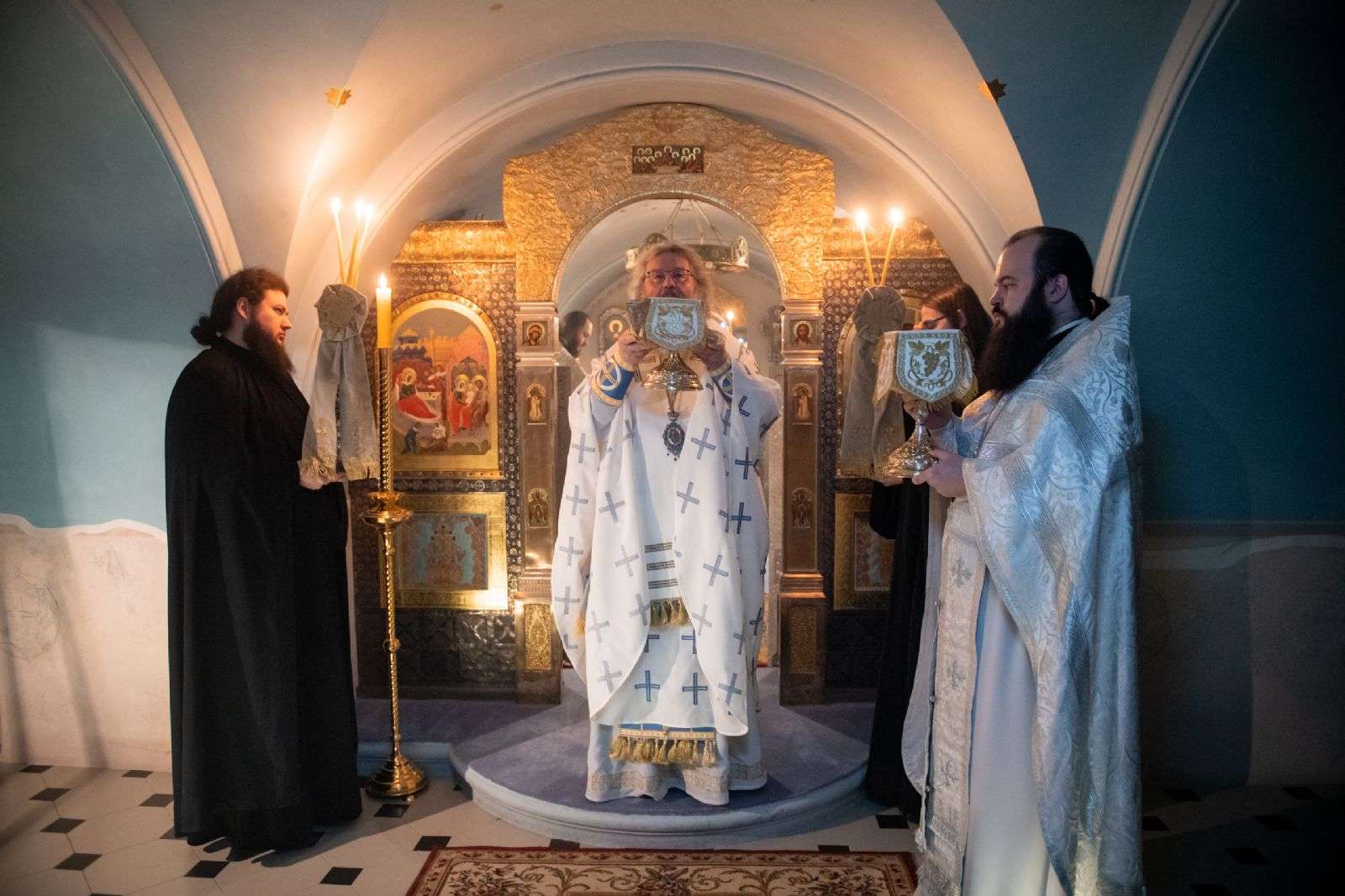 В последний день Святок митрополит Кирилл совершил Литургию в Пещерном храме Казанского кафедрального собора