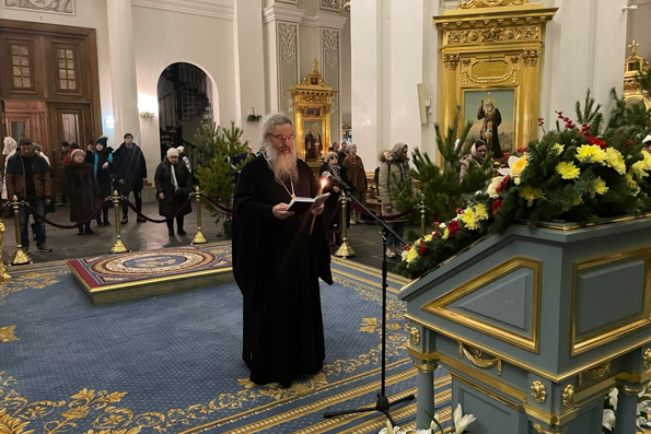 В канун Навечерия Рождества Христова митрополит Кирилл молился за уставным богослужением в Казанском соборе