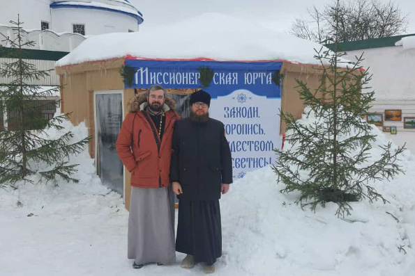 Священники проводят миссионерские беседы с паломниками и туристами, посещающими Раифский монастырь в канун Рождества 