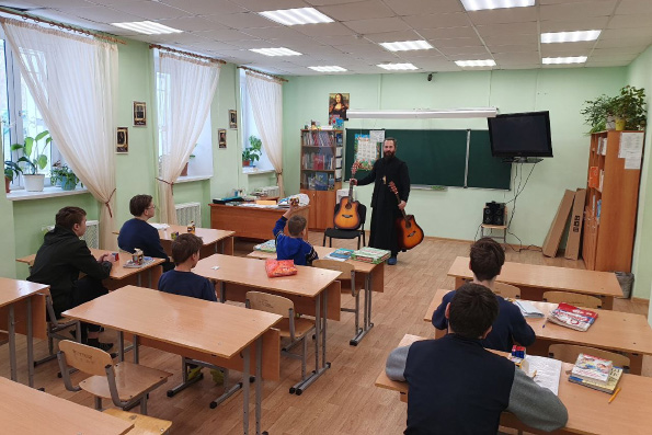 Священник проводит духовные беседы и музыкальные занятия с подростками в Центре временного содержания несовершеннолетних правонарушителей