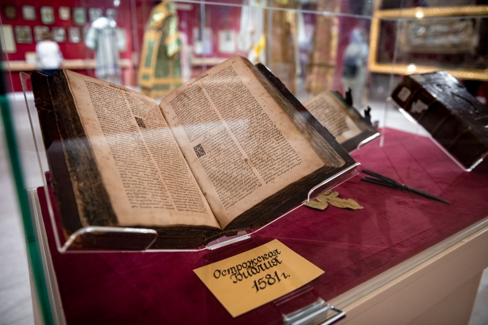 В Музее Казанской епархии продолжает работу выставка рукописных и старопечатных книг «Пять веков Библии в Казани»