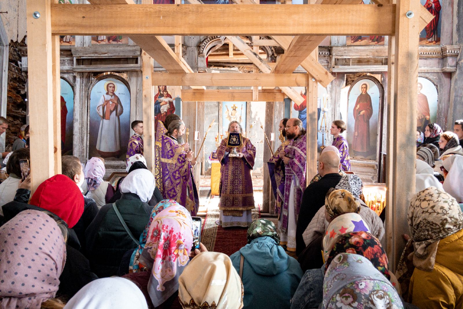 Митрополит Кирилл совершил первую за 90 лет Литургию в старинном храме Казанских святителей села Люткино