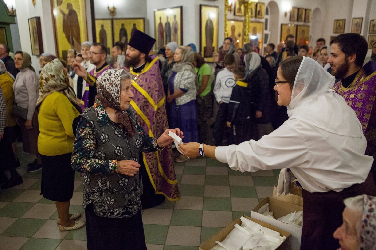 Священники и миряне Казанской епархии поздравили людей старшего поколения с Днём пожилого человека