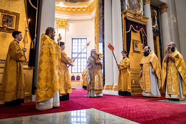 В Неделю сыропустную митрополит Кирилл совершил Литургию в Казанском кафедральном соборе
